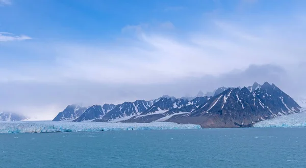 Zasłanianie Chmur Gór Lodowcowych Liefdefjorden Wyspach Svalbardzkich — Zdjęcie stockowe