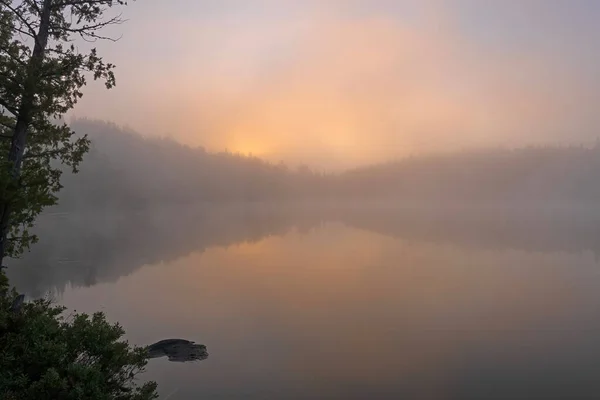 Niebla Matutina Cuando Sol Emerge Lago Jenny Área Canoa Aguas — Foto de Stock