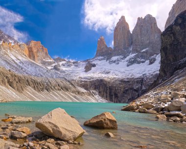 Şili 'deki Torres del Paine Milli Parkı' ndaki Mirador Torres del Paine 'deki Alp Gölü' nün üzerindeki kuleler.