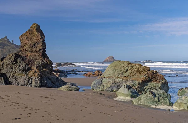 カリフォルニア州トリニダード州立ビーチの低潮位でのロッキーショアとクラッシング波 — ストック写真