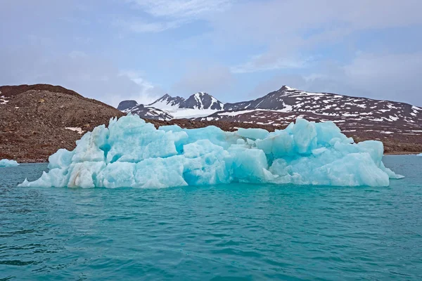 Разноцветный Айсберг Плавающий Бесплодных Арктических Берегах Островах Шпицбергена Норвегии — стоковое фото