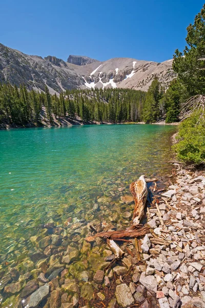 ネバダ州のグレートベースン国立公園の山盆地のターコイズ湖 — ストック写真