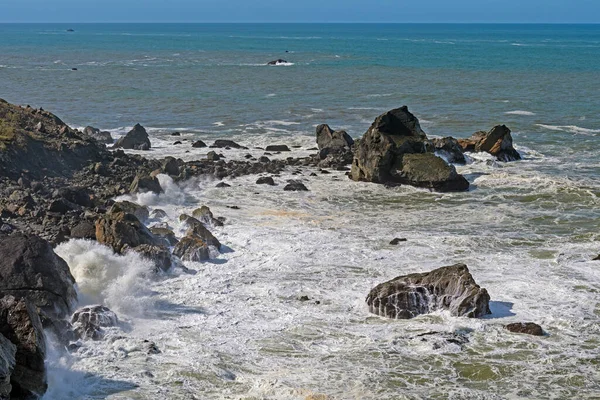 Churning Water Skalistym Wybrzeżu Parku Stanowym Sue Meg Kalifornii — Zdjęcie stockowe