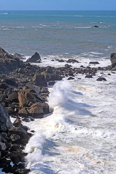 Vlny Buší Skalnatého Pobřeží Státním Parku Sue Meg Kalifornii — Stock fotografie