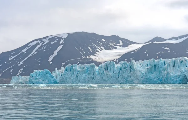 挪威斯瓦尔巴群岛莫纳可林冰川锋的戏剧化冰柱 — 图库照片