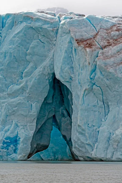 ノルウェーのスヴァールバル諸島のモナコベレン氷河の亀裂を深く調べる — ストック写真