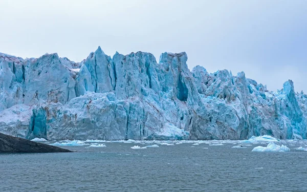 Kék Jég Kakofóniája Egy Árapály Gleccseren Monacobreen Svalbard Szigeteken Norvégiában — Stock Fotó