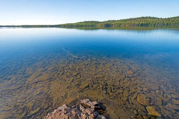 ミネソタ州境界水域のケッカビック湖の北の森の静かな湖の上の澄んだ水 — ストック写真