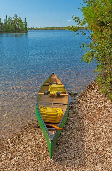 ミネソタ州の境界水カヌーエリアのケッカビック湖の穏やかな湖畔でカヌー準備 — ストック写真