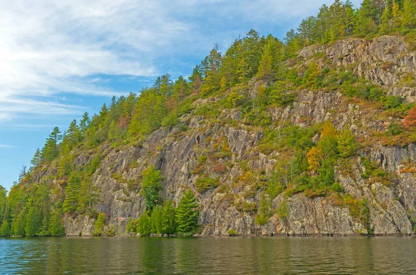 Dennenbomen Rotsachtige Kliffen Het Noordelijke Bos Kekabic Lake Het Grensgebied — Stockfoto