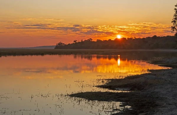 位于博茨瓦纳乔布国家公园的一座湖上的日出 — 图库照片