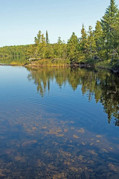 明尼苏达州边境水域独木舟区皮克湖北森林湖上平静清澈的海水 — 图库照片