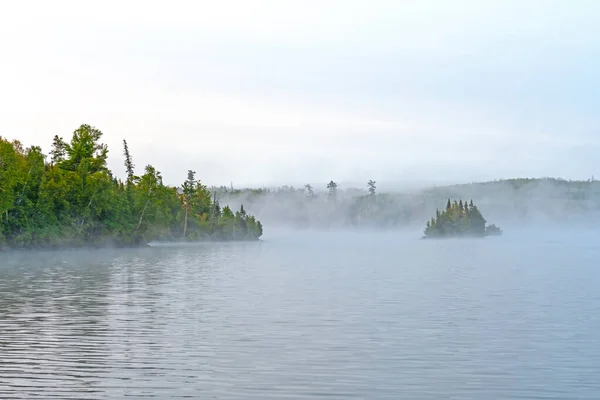 ミネソタ州の境界水のケッカビック湖の荒野の湖での朝の霧 — ストック写真