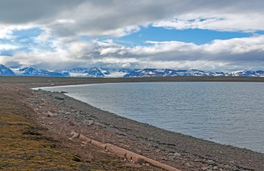 Norveç 'teki Svalbard Adaları' ndaki Kuzey Kutup Körfezi 'nin arkasındaki Bulut ve Dağlar