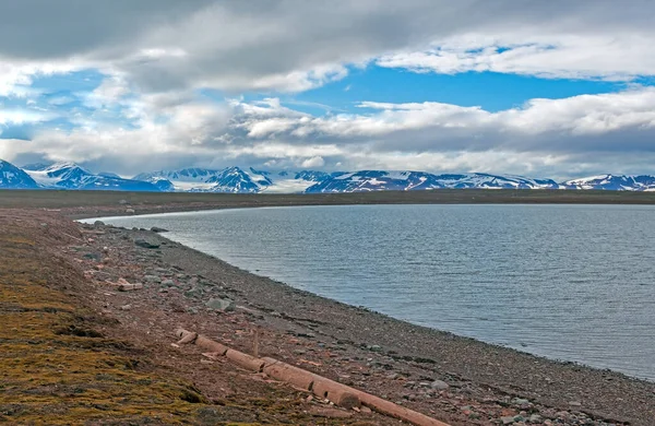 Wolken Und Berge Hinter Einer Arktischen Bucht Auf Den Spitzbergen — Stockfoto