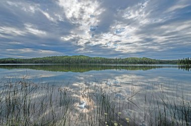 Manitoba 'daki Duck Mountain Provincisl Parkı' ndaki Sprey Gölü 'ndeki Bulutları Aşmaya Çalışan Güneş