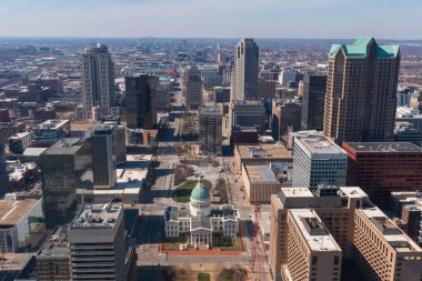 St. Louis şehir merkezi Missouri 'deki kemerden görüldü.