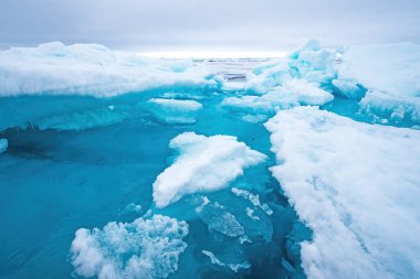 83. paralelin kuzeyindeki buzun ortasında dramatik renkler.