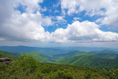 Kuzey Carolina 'daki Blue Ridge Parkway' deki Verdant Dağlarının Üzerinde Kabarık Bulutlar