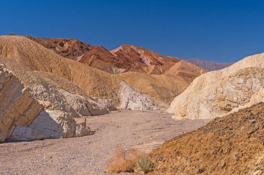 Kaliforniya 'daki Ölüm Vadisi Ulusal Parkı' ndaki Zabriskie Point 'teki Çöl Vadisi' ndeki Renkli Tepeler