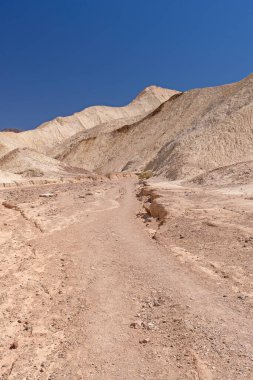Kaliforniya 'daki Ölüm Vadisi Ulusal Parkı' ndaki Zabriskie Point 'teki Arid Arroyo' da Issız Tepeler