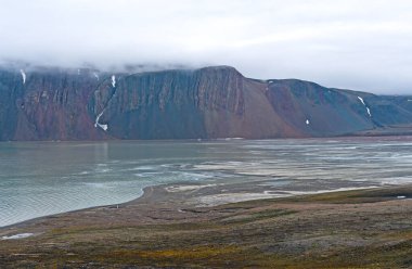 Svalbard Adalarındaki Lomfjorden 'da Bir Fiyortta Renkli Kayalıklar