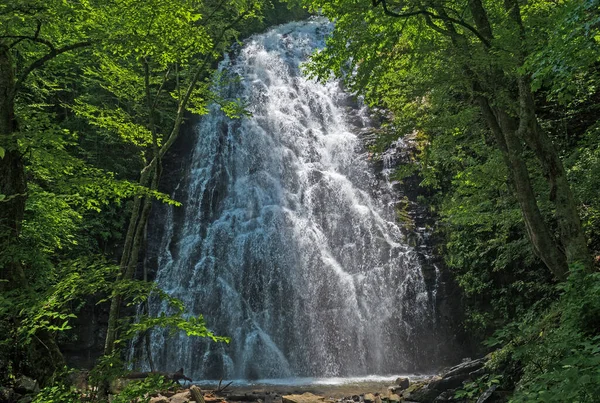ノースカロライナ州のブルーリッジパークウェイの森に隠された劇的なカニの滝 ストック写真