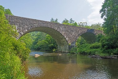 Linville Nehri Taş Kemer Köprüsü Kuzey Carolina 'da sessiz bir nehrin üzerinde