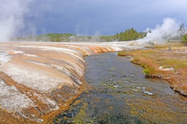 Wyoming 'deki Yellowstone Ulusal Parkı' ndaki Ateş Deliği Nehri 'nin Renkli Kıyıları