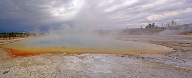 Yellowstone Ulusal Parkı 'ndaki Sapphire Havuzu' nda Sıcak Bahar Üzerinden Fırtına Yaklaşıyor