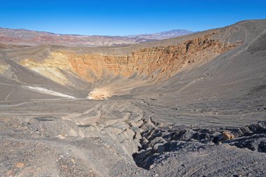 Kaliforniya 'daki Ölüm Vadisi Ulusal Parkı' ndaki Ubehebe Volkanik Krateri 'nin aşınmış kül birikintileri.