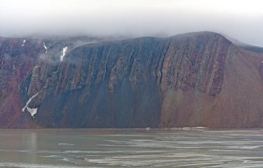 Svalbard Adaları 'ndaki Lomfjorden' da Arktik Fiyortta Dramatik Uçurumlar