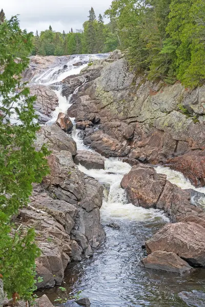 Ontario 'daki Superior Provincial Park' taki Kum Nehri 'ndeki Rocky Kanalı' ndan geçen canlı çağlayan.