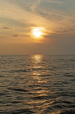 Michigan 'daki Michigan Gölü üzerindeki Bulutların Üzerinde Güneş