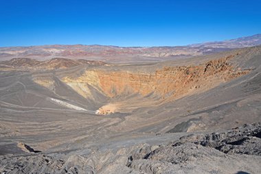 Ubehebe Volkanik Krateri Kaliforniya 'daki Ölüm Vadisi Ulusal Parkı' nda bir çöl manzarasında
