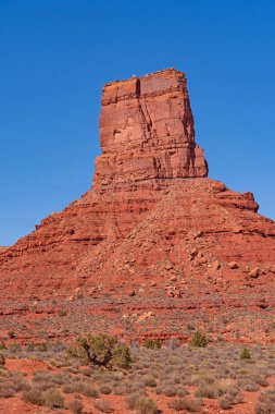 Utah 'taki Tanrılar Vadisi' ndeki Kızıl Kaya Çölü 'nden Massive Butte Rising.