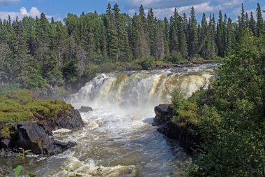 Kuzey Manitoba 'da çimen nehrinde dramatik Pisew Şelaleleri
