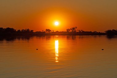 Botswana 'da Okavango Deltası' nda Günbatımı
