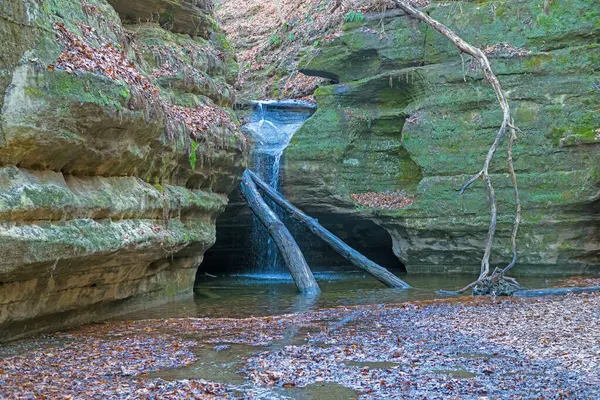 stock image Quiet Cascade in Green Canyon in Kaskaskia Canyon in Starved Rock State Park in Illinois