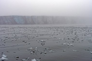 Svalbard Adaları 'ndaki Besselsbreen, Barents Adaları' ndaki Sisli Hava ve Okyanus Buzulu