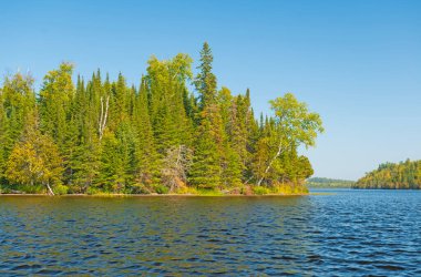 Minnesota 'daki sınır sularında, Doğu Bearskin Gölü' ndeki Kuzey Ormanı Gölü 'nün Sessiz Suları