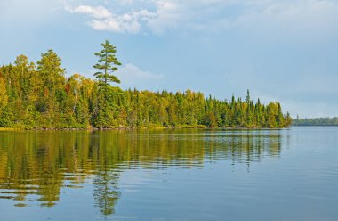 Minnesota 'daki Boudnary Suları' ndaki Poplat Gölü 'ndeki Great North Ormanı' nda sakin bir Lakeshore.