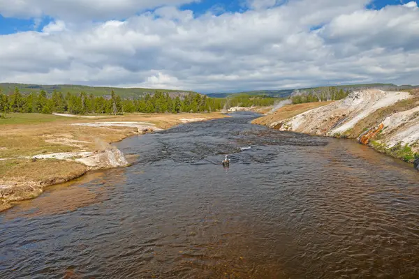 Sıcak su ve mineraller Wyoming 'deki Yellowstone Ulusal Parkı' ndaki Firehole Nehri 'ne dökülüyor.