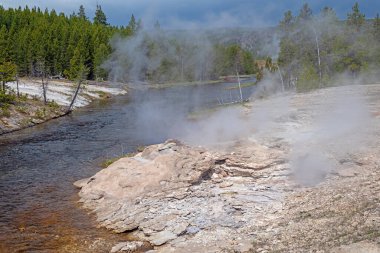 Sıcak su Wyoming 'deki Yellowstone Parkı' ndaki Ateş Deliği Nehri 'ne akıyor.