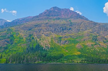 Montana 'daki Buzul Ulusal Parkı' ndaki İki İlaç Gölü 'ndeki Alp Gölü' nün Üzerinde Yükseliş
