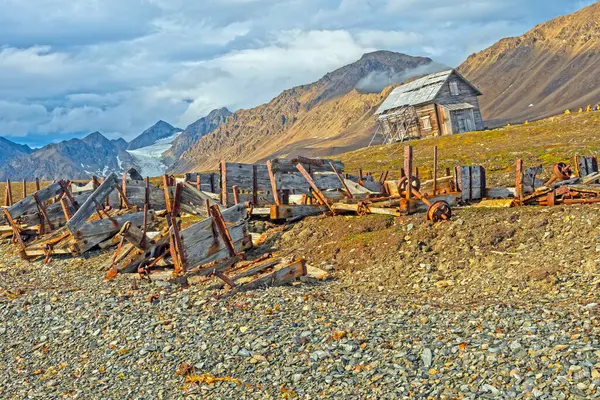 Svalbard Adalarındaki Bellsund 'daki Eski Maden Kampı' nın kalıntıları.