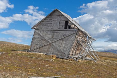 Rickety Terk Edilmiş Bina Svalbard Adaları 'nda bulunan Varsolbukta, Bellsund yönetim kurulu ile destekleniyor.