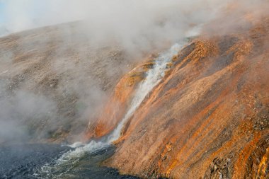 Wyoming 'deki Yellowstone Ulusal Parkı' ndaki Midway Gayzer Havzası 'na Buharlı Su Yağıyor