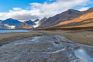 Arctic Creek Svalbard Adaları 'ndaki okyanusa doğru yol alıyor.