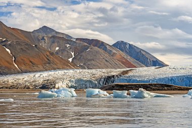 Alp Buzulu Svalbard Adaları 'ndaki Bourbonhamna' da okyanusa doğru yol alıyor.
